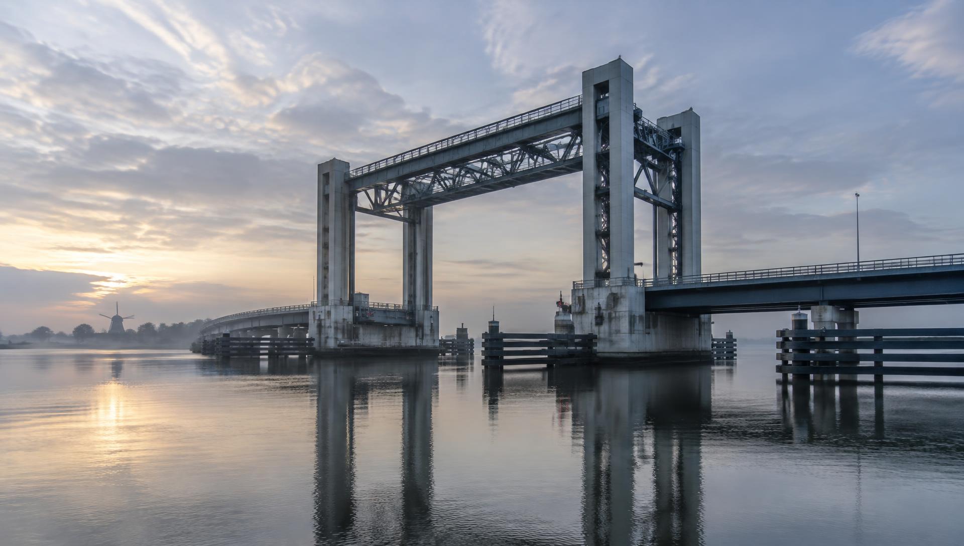 Beweegbare brug over het water bij zonsopkomst